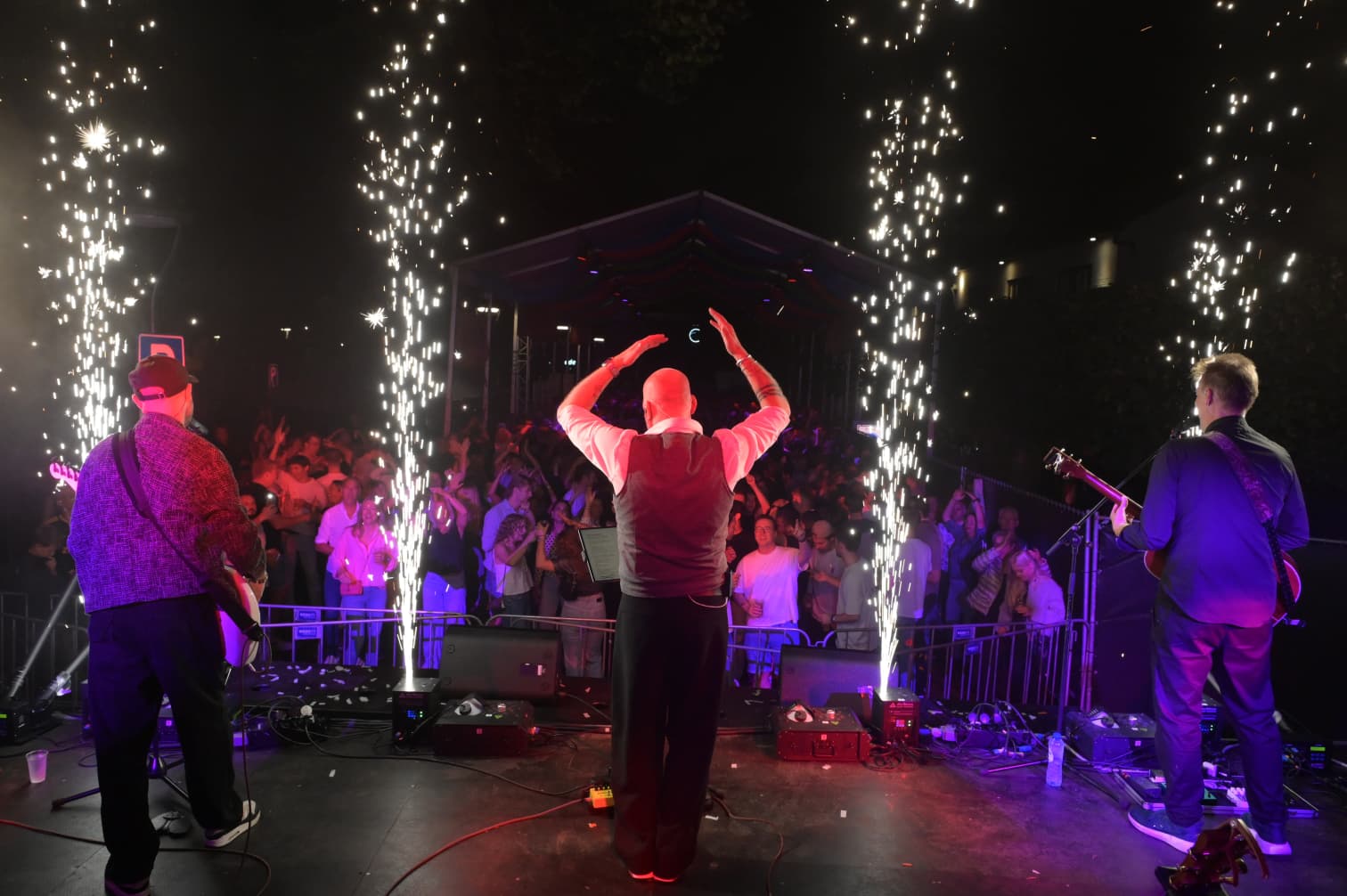 Nikki’s Viert De Zomer in Dalfsen (2026) Juffr. Jannie met vuurwerk tijdens een optreden voor een groot publiek